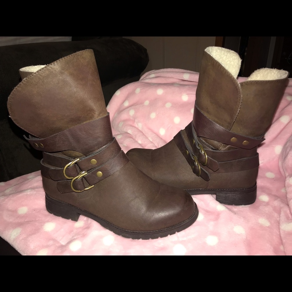 Avenue lined brown boots.